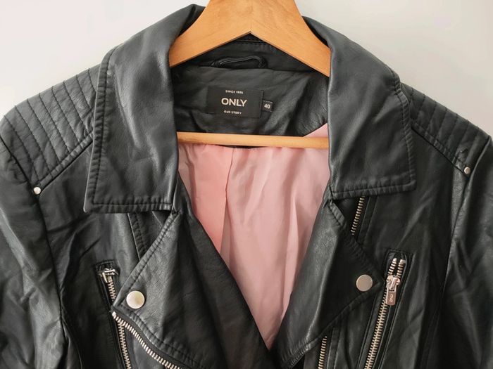 Veste en cuir synthétique perfecto ONLY onlgemma noir taille 40 L excellent état - photo numéro 2