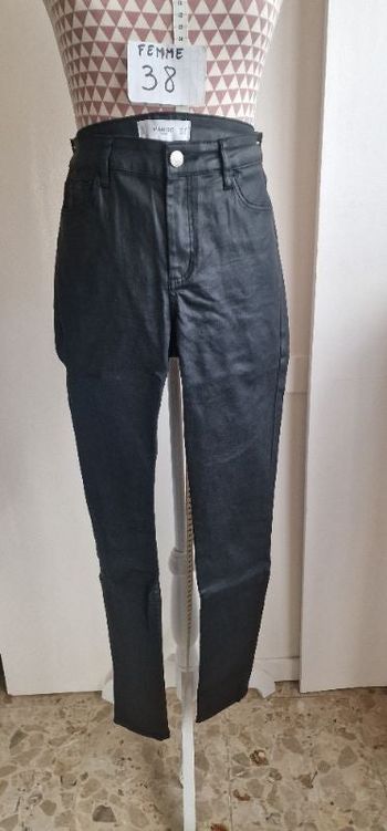 Jean, noir,façon cuir, en très très bon état, longueur 96cm, largeur 37cm