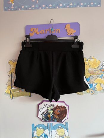 Short noir à bandes blanches sur les côtés, taille Xs, marque Jennyfer: