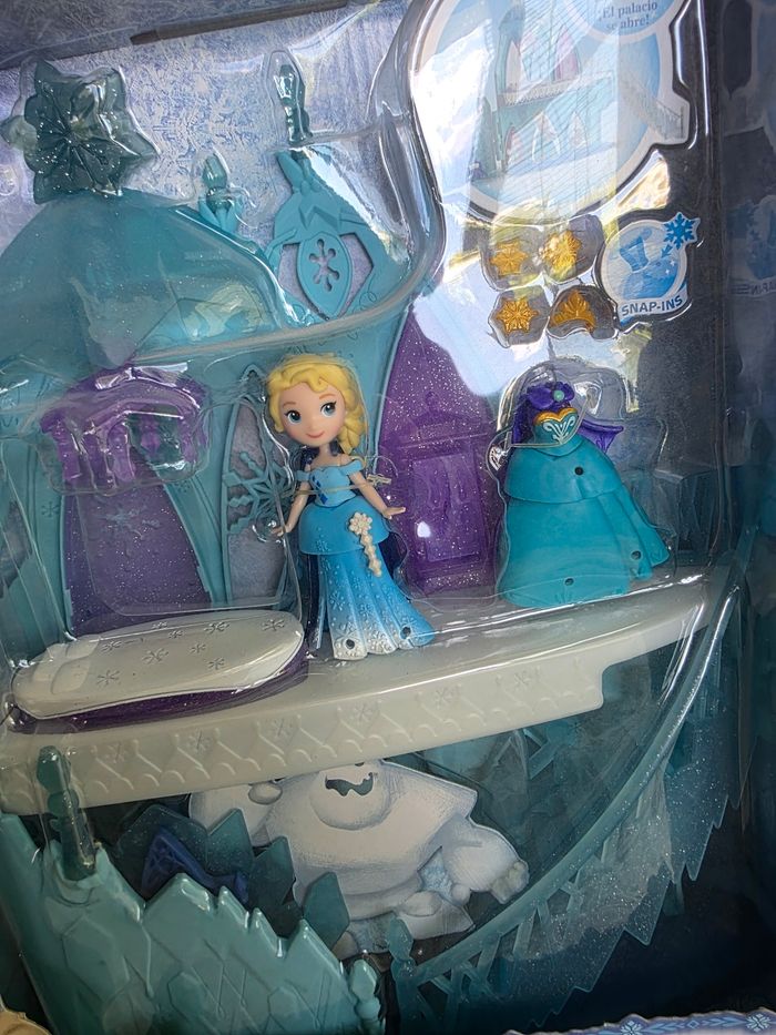 Poupee figurine disney princesse little kingdom le château de Elsa disneyland paris - disney store - hasbro - photo numéro 2