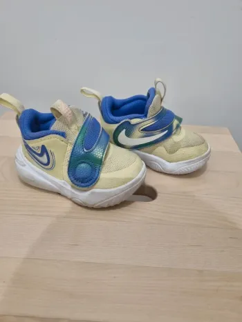 Baskets nike bébé taille 21