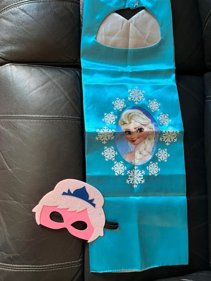 Déguisement composé d’une Cape et d’un masque reine des neiges