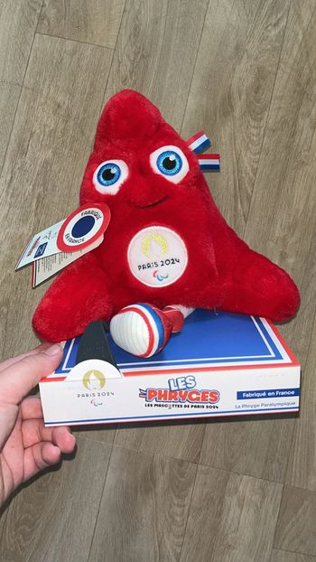 Les phryges paralympiques mascotte neuf avec carton d’origine