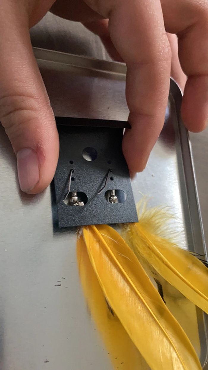 Boucle d’oreille plume jaune - photo numéro 3