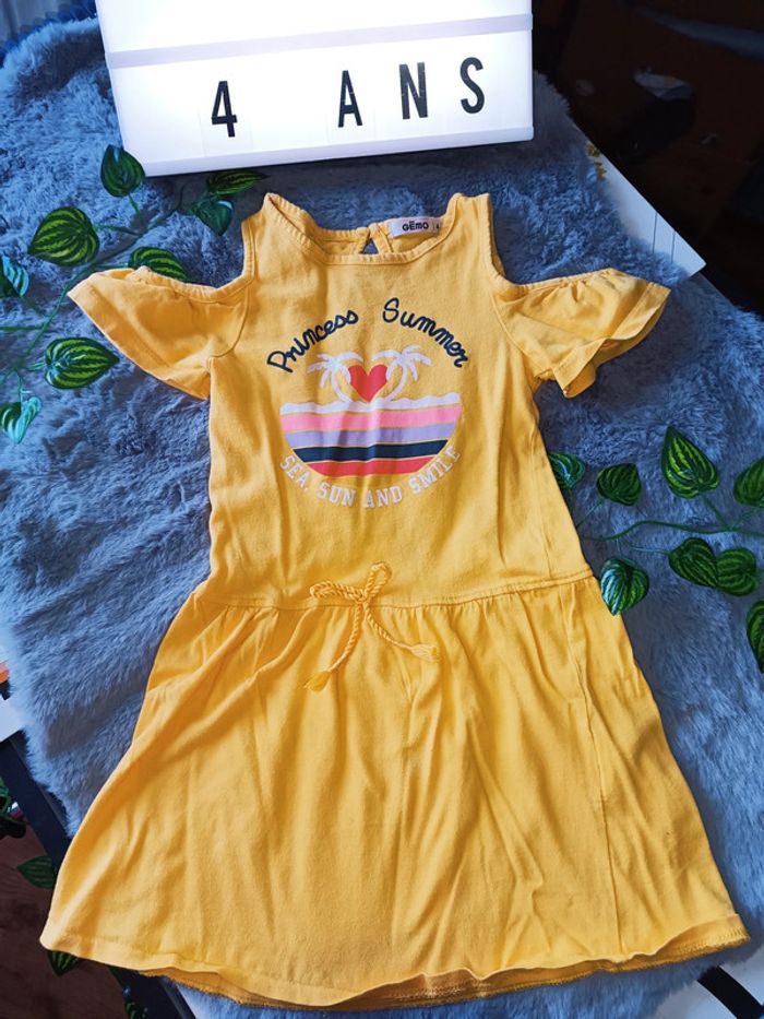 Robe jaune épaules nues 4 ans