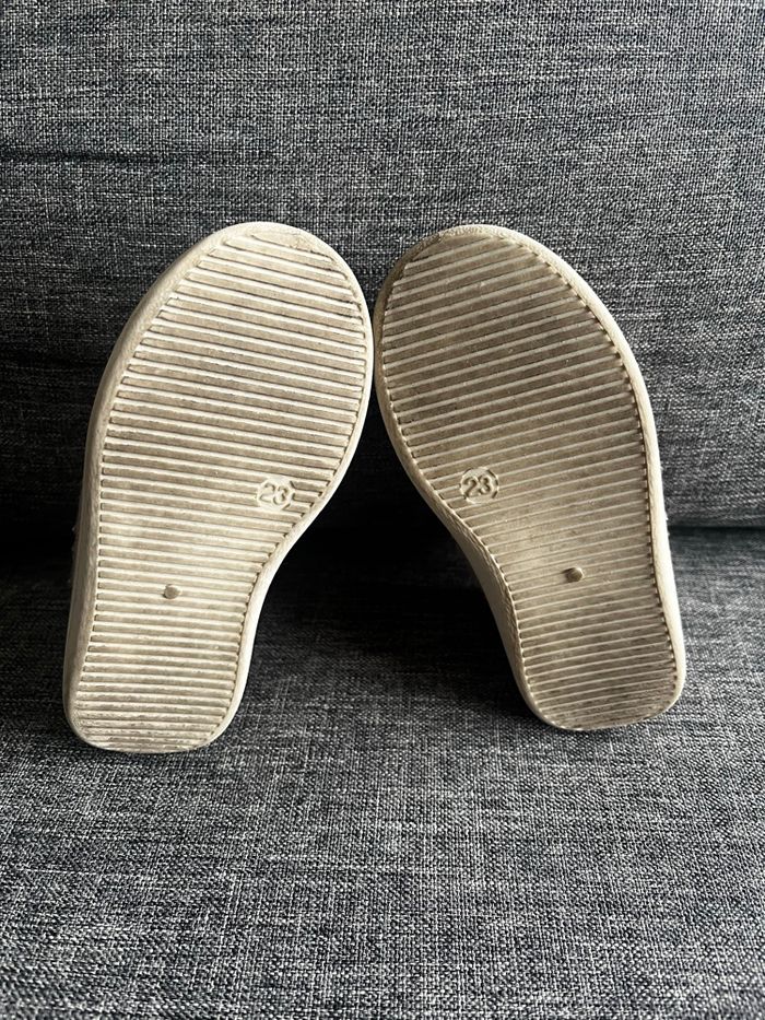 Chaussons pantoufles boots bébé beige et marron Kiabi taille 23 - photo numéro 2