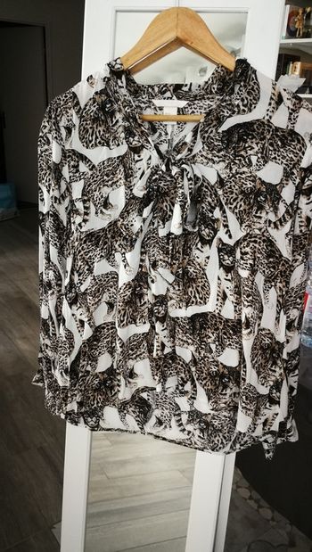 Blouse léopard avec un nœud devant