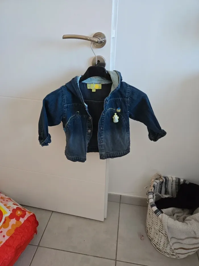 Veste en jean a capuche 18 mois