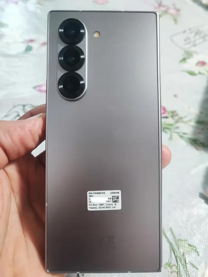 Samsung Galaxy Z Fold6 en argent. - photo numéro 2