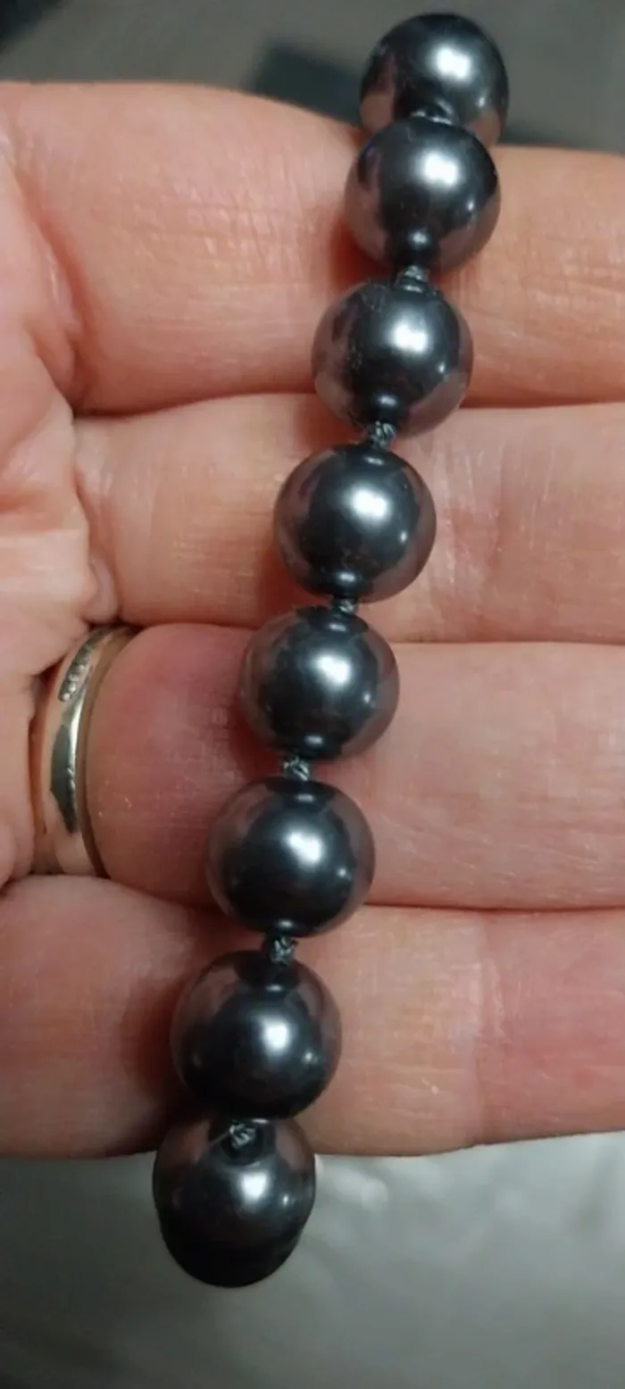 Collier fantaisie en perles gris foncé. Neuf - photo numéro 2