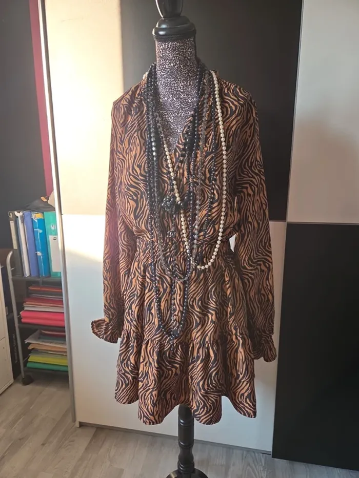 Jolie Robe Doublé avec Décolleté en V Taille M - photo numéro 2