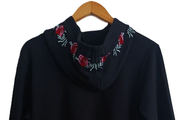 Sweat noir a capuche decor roses rouges. CC Collection. Taille 38 / 40. - photo numéro 5