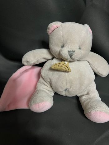 Doudou et compagnie ours gris mouchoir rose 