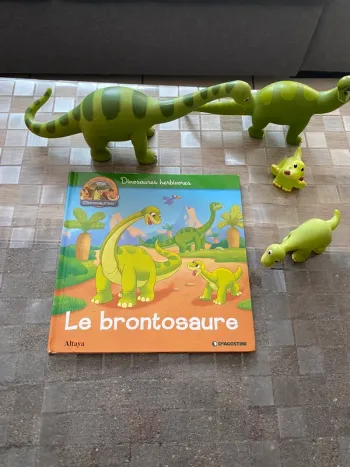 Livre le brontosaure et 4 figurines altaya le monde des dinosaures