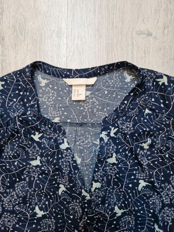 Blouse H&M XS bleu marine avec motifs oiseaux