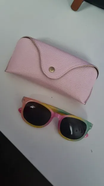 Boîte a lunette et lunette de soleil pour enfant
