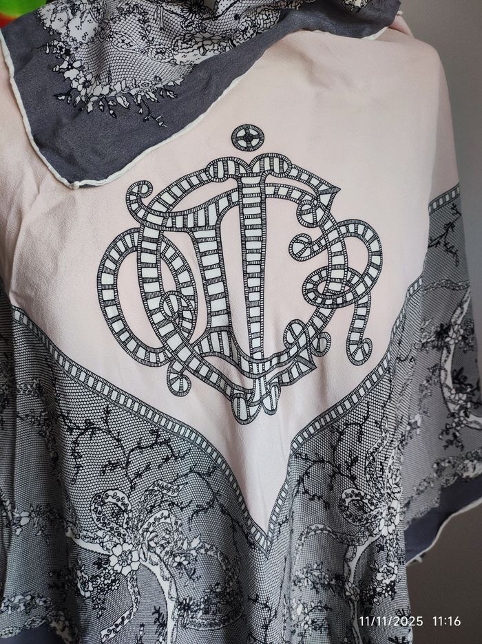 Foulard Carré grand format Rose perle et impression dentelle noire - photo numéro 2