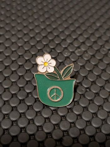 Pin's paix peace and love casque