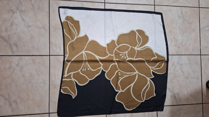 Lot de 2 foulards 70x70 cms neuf - photo numéro 2