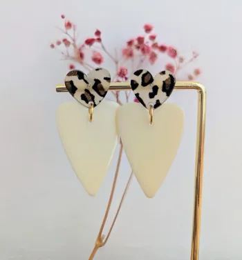 Boucles d'oreilles pendantes double cœur léopard écru