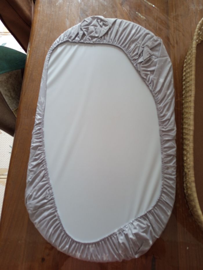 Panier à langer avec matelas et housse. - photo numéro 3