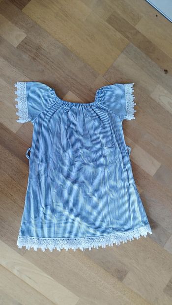 Robe d'été a rayures et dentelle 7/8ans