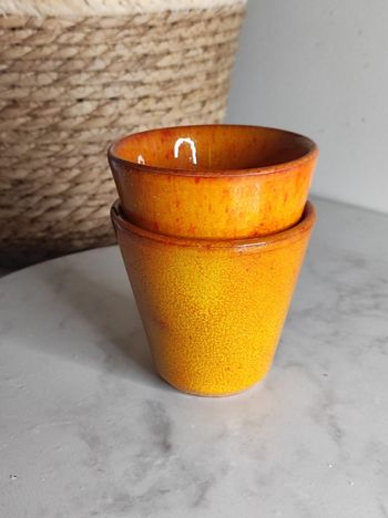 Tasses en gré vernissé