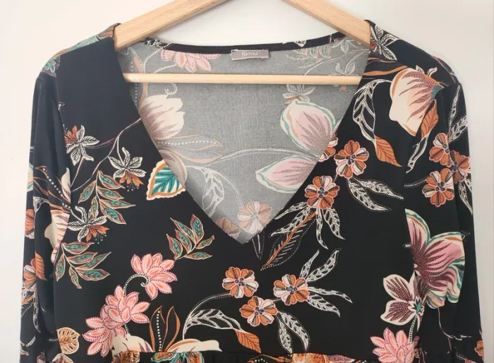 Robe formul fluide noire doublée motifs fleurs manches longues taille 40 en excellent état - photo numéro 2