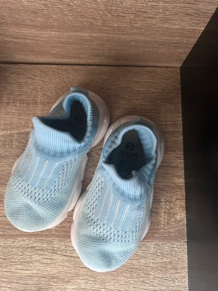 Chaussures chaussettes T24 bleu clair - photo numéro 2