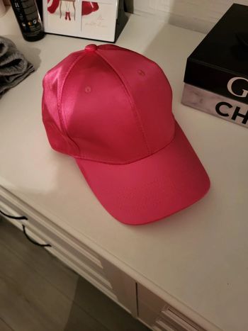 Casquette rose brillante neuve