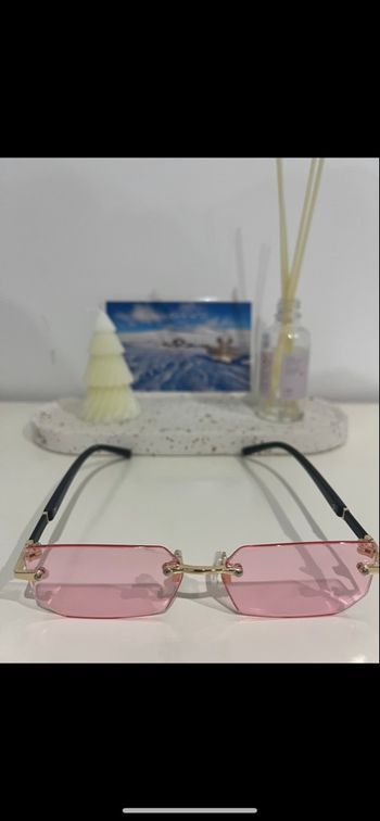 Lunettes de soleil rectangulaires roses & dorées – Tendance 90s 💕