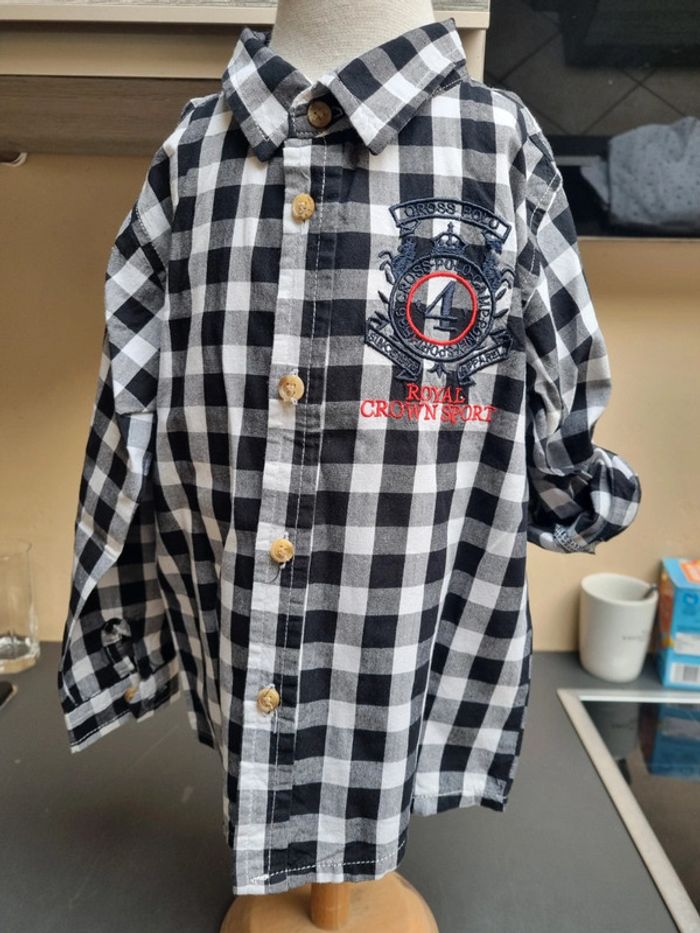 Chemise à carreaux blancs et noirs