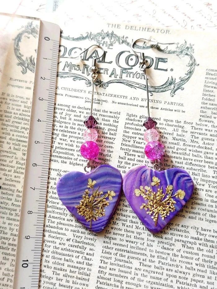 Magnifique paire de boucles d'oreilles pendantes cœur violet - photo numéro 6