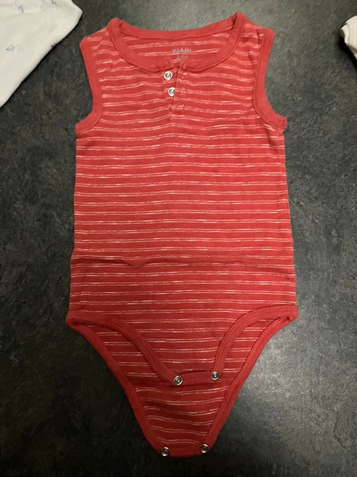 Lot de 2 Bodies sans manches kiabi 24mois - photo numéro 2