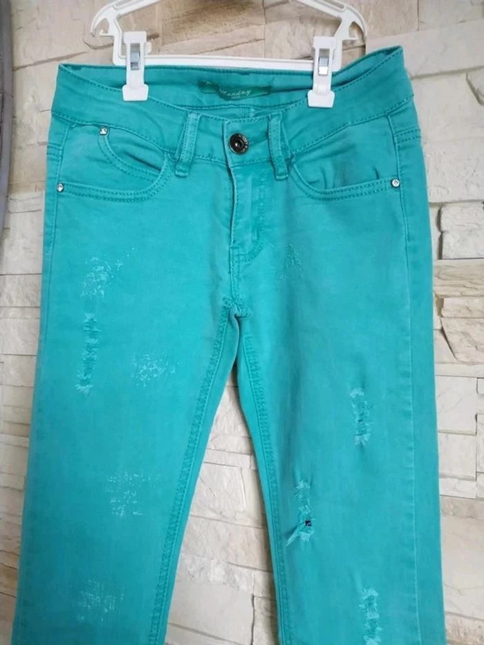 Jean femme effet used monday denim 34 tbe 2 micro tâches aux fesses à peine visible porté 1 fois - photo numéro 2