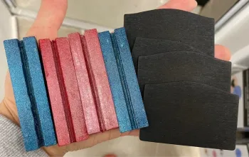 4 Socles bleus et rouges avec 4 ardoises