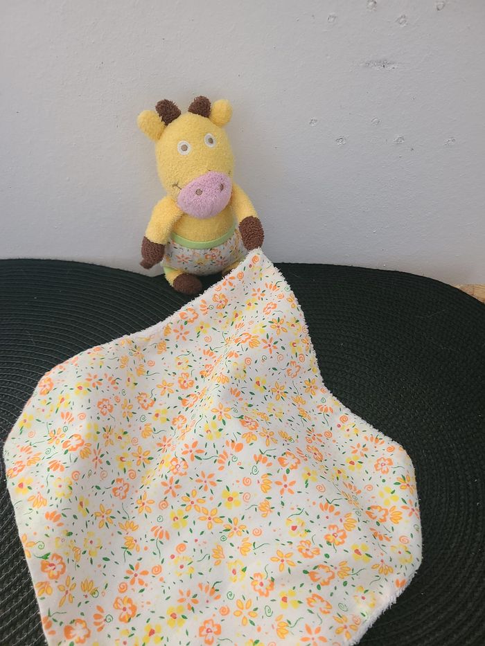 Doudou girafe jaune avec mouchoir LATITUDE ENFANT - photo numéro 2