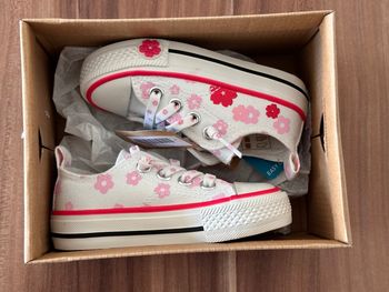 Baskets en toile neuves T22 enfant