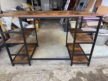 BureauBureau style industriel, en excellent état, pied reglable, avec sa chaise. 3 étagères de chaque côté. 120  x 69 cm. Hauteur 76 cm