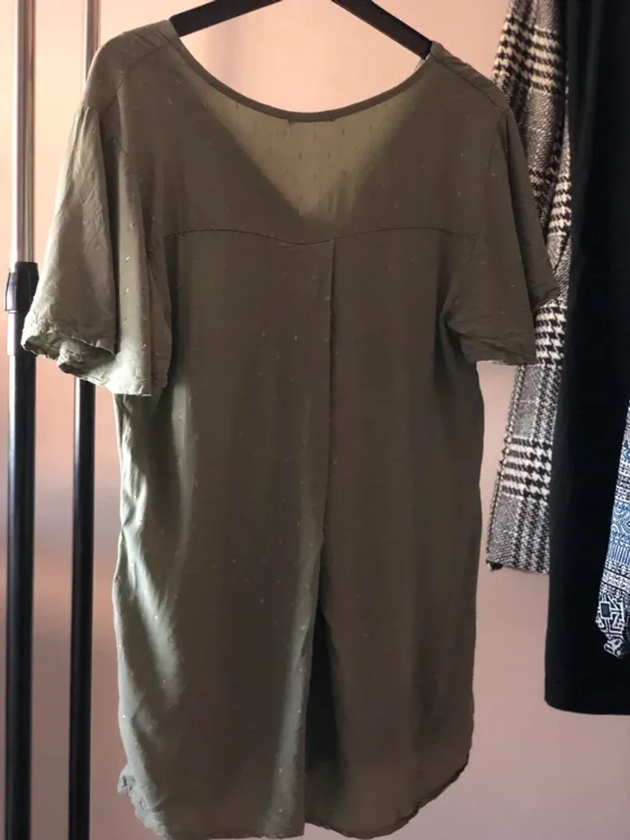 Teeshirt kaki avec des dorures - photo numéro 4