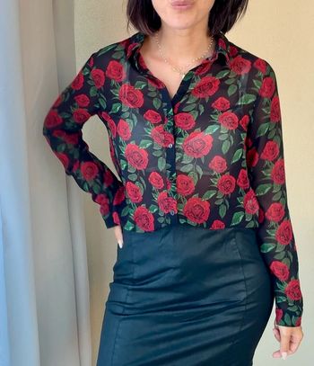 Chemise Les petites Bombes noire et roses rouges S très bon état