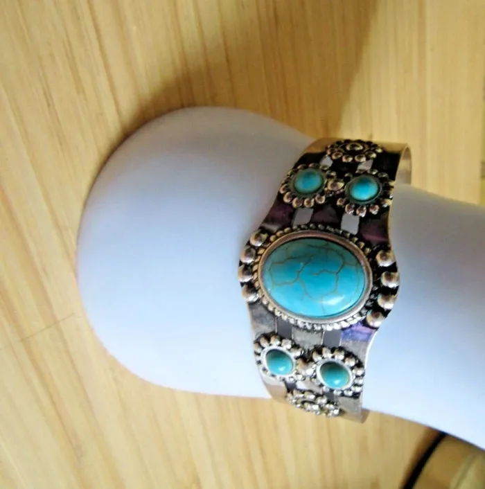 neuf idéal cadeau a tout petit prix bracelet jonc en métal argenté + turquoises