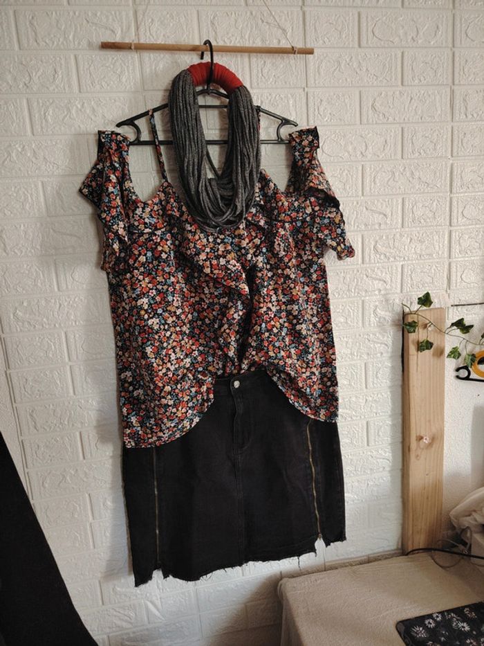 Ensemble jupe noire, haut imprimé et tour de cou - photo numéro 2