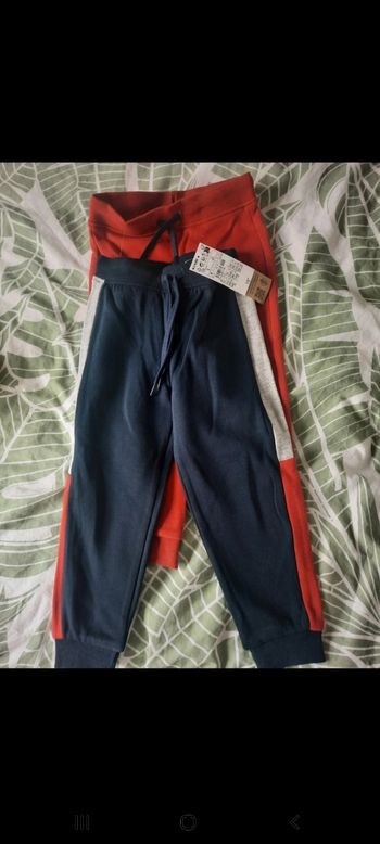 Lot 2 jogging enfants taille 3 ans