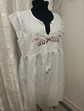 Robe/ tunique blanche légère brodée