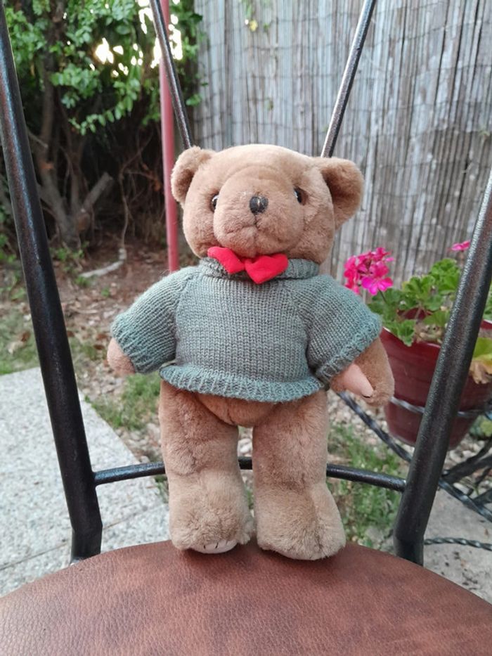 🧸 Ourson brun en peluche articulé avec nœud et pull en tricot, vintage - 25 centimètres - photo numéro 2