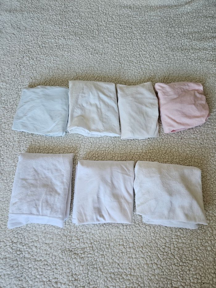 Lot de 7 draps housse et alèses imperméables