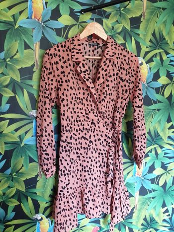 Robe cache coeur type léopard