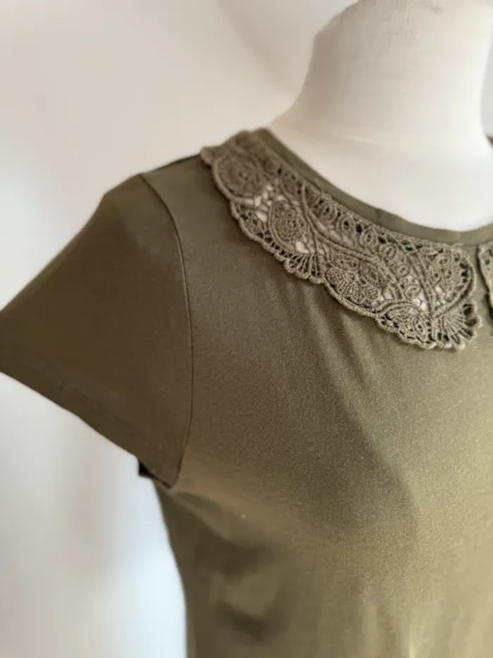 Superbe T Shirt en tissu doux fluide vert kaki avec dentelle naf naf 40 L - photo numéro 3