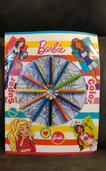 Barbie super coloriage neuf avec crayon de couleurs